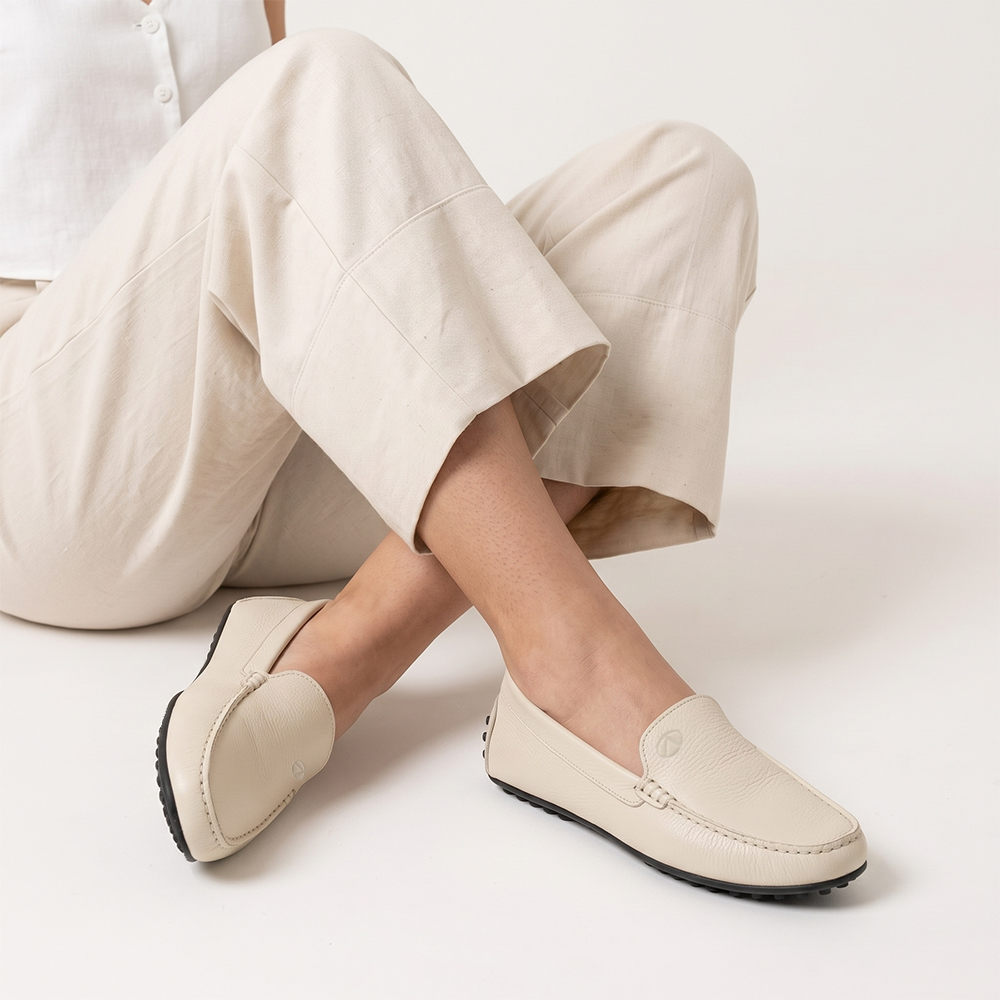 Mocassim Feminino Liv em Couro Alfa Off White - 36009AO Mocassim Feminino Liv em Couro Alfa Off White - 36009AO