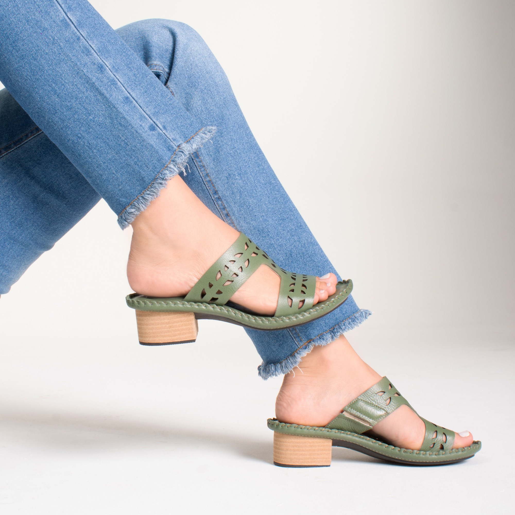 Sandália Salto Clarita em Couro Alfa Militar - 16123AM