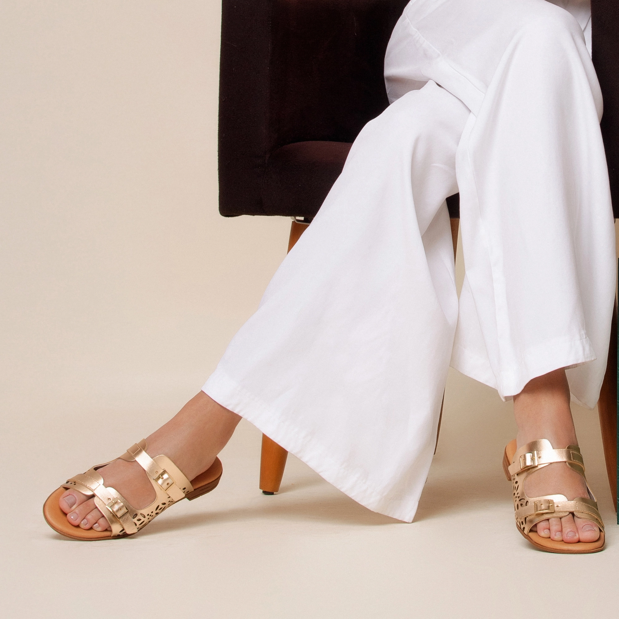 Sandália Rasteira Lisboa em Couro Metalic Ouro - 18150MO